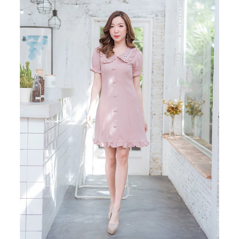 kudapy เดรสสั้นคอบัวแต่งกระดุมสีแดง/สีชมพู/สีกรม คอปกกระดุมหน้าแขนจั๊มสวยดูดีน่ารัก