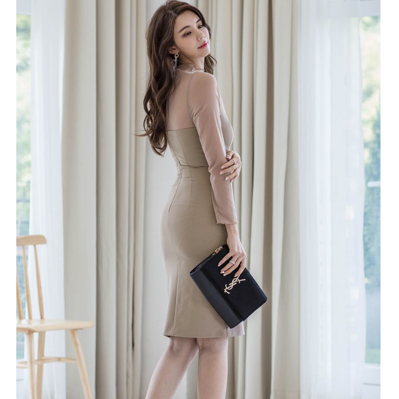 kudapy เดรสสั้นเซ็กซี่แต่งซีทรูสีน้ำตาลช่วงบนผ้าซีทรูเนื้อนิ้มคอตั้งแขนยาว ช่วงบนอกเสริมทรงสวยเข้ารูป ชุดมีซิปหลัง กระโปรงทรงสอบผ่าข้าง