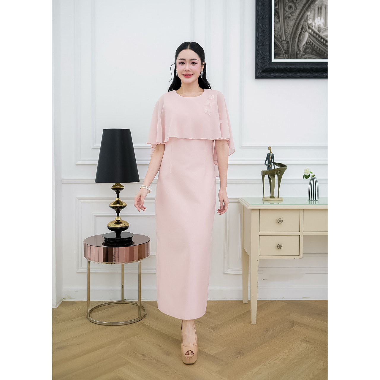 kudapy เดรสยาวออกงาน ผ้าไหมอัดกาวทั้งชุด คลุมไหล่พรางแขน แต่งผีเสื้อเรียงตัวเล็กๆช่วงไหล่