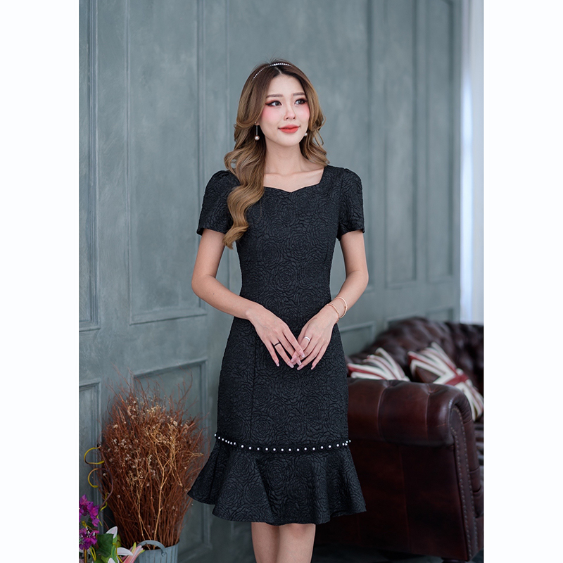 kudapy เดรสสั้นสีชมพู/สีดำ/สีเขียว ดีเทลแต่งด้วยลูกไม้กุหลาบแต่งมุกหวานๆช่วงรอยต่อที่ชายกระโปรงเพิ่มความสวยหวานได้มากๆ