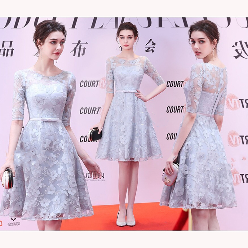 kudapy เดรสลูกไม้สีเทา แขนสามส่วน ไหล่ซีทรู อกเสริมฟองน้ำ เอวเย็บแต่งเข็มขัดโบว์ผ้าในตัว เนื้อผ้าลูกไม้ปักลายดอกไม้