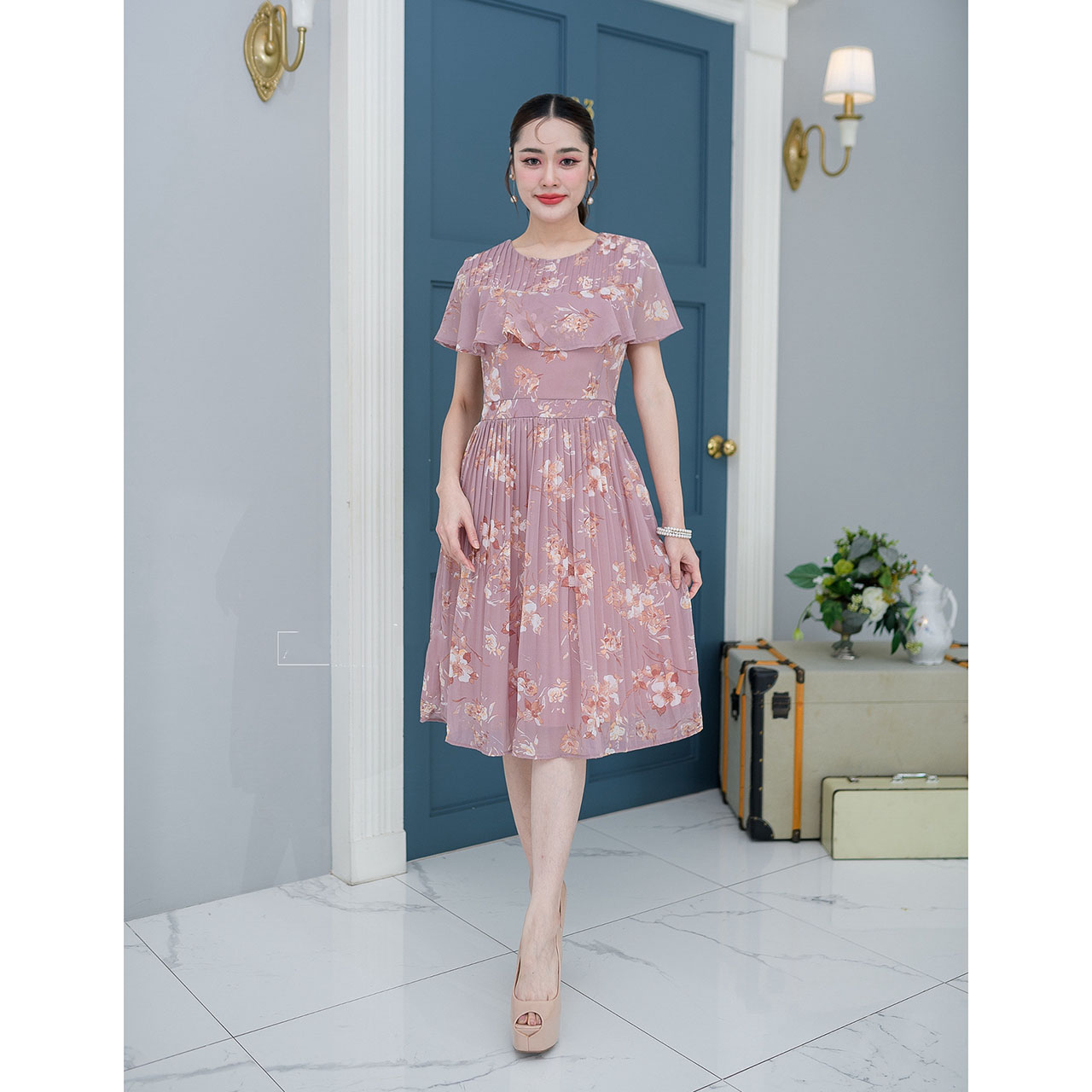 kudapy เดรสสั้นสีครีม/สีชมพูม่วง ผ้าชีฟองลายดอกทรงน่ารัก ช่วงอกระบายรอบตัวคลุมแขน เอวต่อ