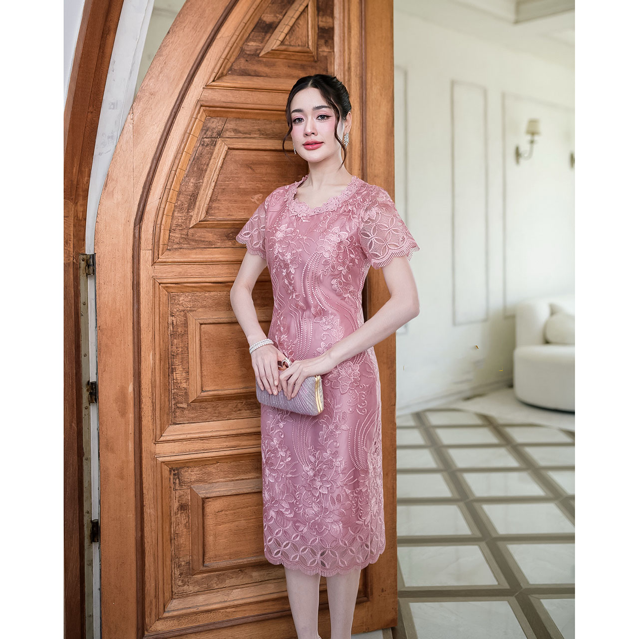 kudapy เดรสสั้นสีแดงเลือดนก/สีชมพูกะปิ ลูกไม้ตาข่ายปักดอกไม้ ลายช่วงเชิงลูกไม้สวย เนื้อผ้าเกรดสวยปักลายดอกหวานละมุน