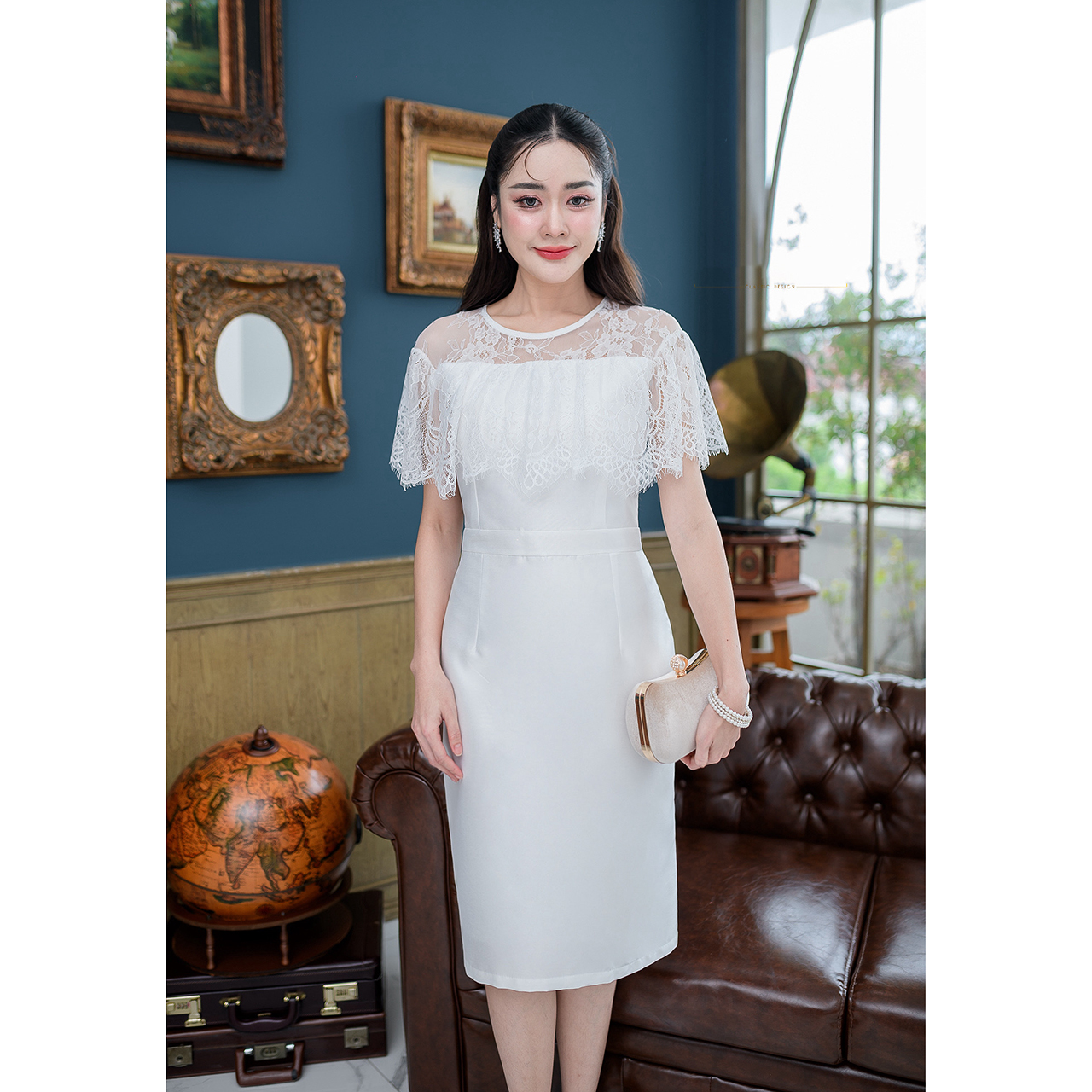 kudapy เดรสสั้นสีขาว/สีชมพุ ผ้าไหมอัดกาวทั้งชุด ดีไซน์คลุมไหล่ด้วยผ้าลูกไม้ฝรั่งเศส