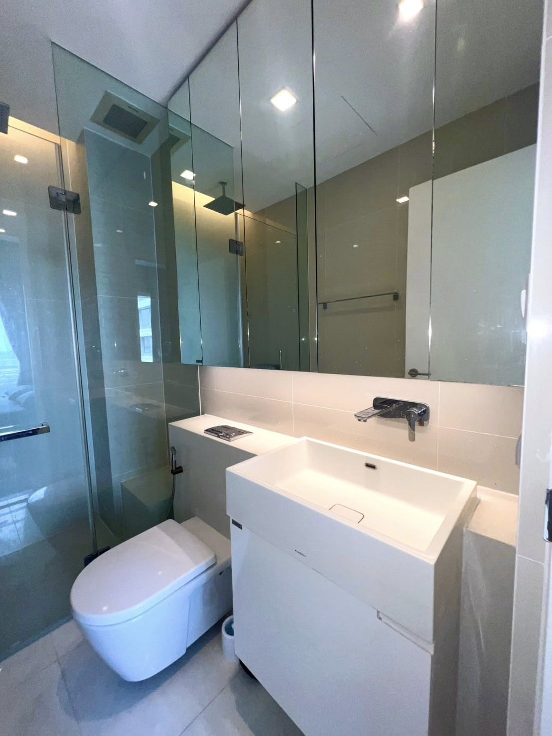 ให้เช่าคอนโด The Saint Residences (เดอะ เซนต์ เรสซิเดนซ์) โซน รถไฟฟฟ้า BTS ห้าแยกลาดพร้าว 1ห้องนอน / 1ห้องน้ำ ขนาดห้อง 31 ตรม. ชั้น 34