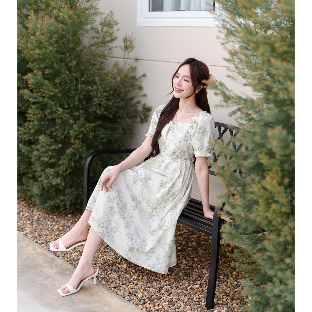 kudapy เดรสพิมพ์ลายใบไม้บนพื้นสีครีม ดีไซน์คอเสื้อแบบสี่เหลี่ยม เพิ่มความหวาน ด้านหน้ามีการตกแต่งด้วยกระดุมสไตล์จีน แขนตุ๊กตา