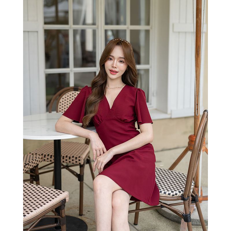 kudapy เดรสสั้นสีแดง เปรี้ยวอมหวานลุคสาวขี้เล่น ตัวเสื้อเป็นคอวีจับจีบเดรปที่อก แขนเสื้อเป็นทรง Bell