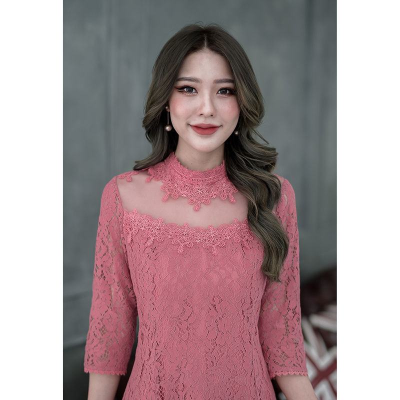 kudapy เดรสสั้นสีชมพู/สีฟ้า ลูกไม้เนื้อนิ่ม รุ่นนี้เป็นแขนศอก กระโปรงบานเล็กน้อย ช่วงอกแต่งผ้าซีทรู เก๋ที่ช่วงคอ