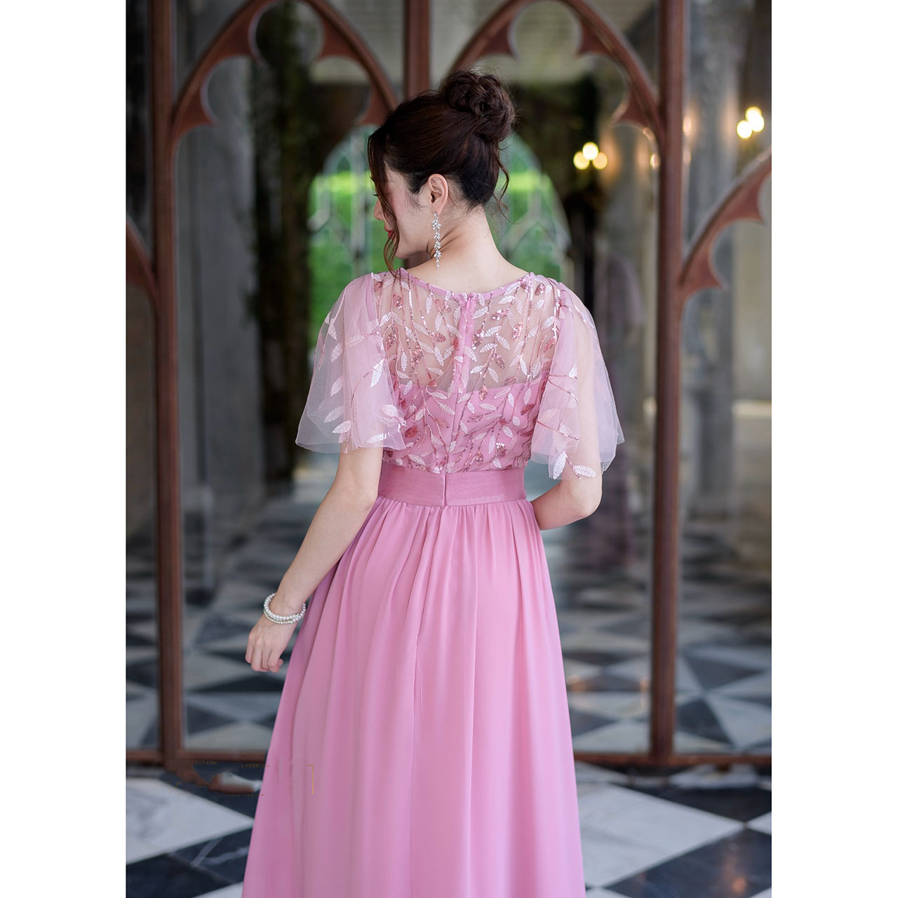 kudapy เดรสยาวสีเทา/สีชมพู/สีเหลือง ผ้าพริ้วสวยความยาวคลุมข้อเท้า ช่วงตัวเป็นงานลูกไม้ปักลายใบไม้แต่งเลื่อมเลื้อยสวยงาม แขนระบายใส่สวยตามรูป