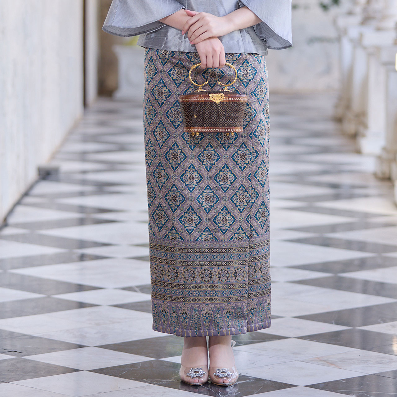 kudapy ชุดเซ็ทเสื้อผ้าไหมแต่งแขนลูกไม้+ผ้าถุง สีเงินมงคล เข้าชุดกันกับผ้าถุงทอลายสำเร็จ