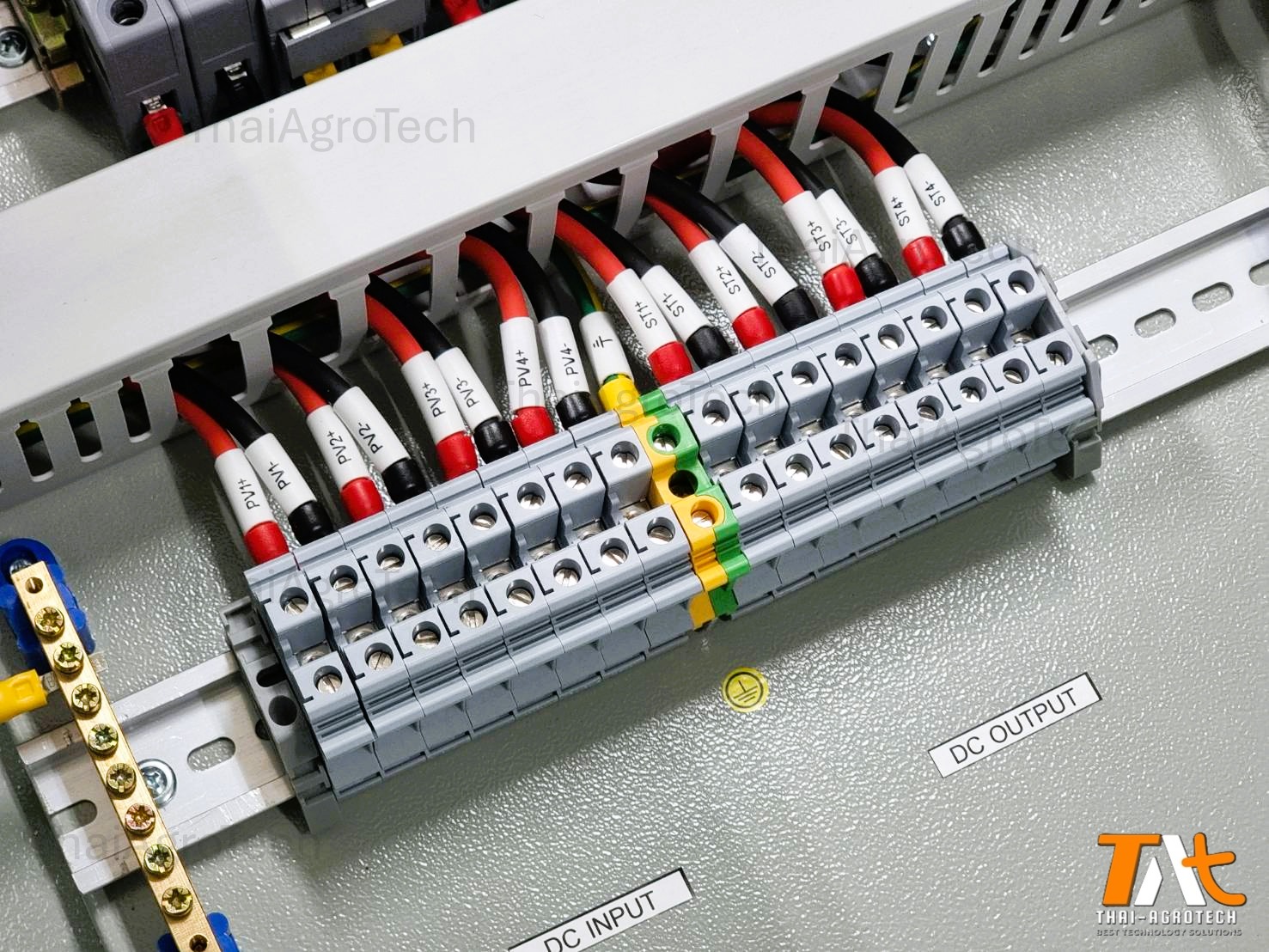 ตู้คอมบายเนอร์ใช้กับงานติดตั้งระบบโซล่าเซลล์ แบบ 4 สตริง 20-40กิโลวัตต์ 3เฟส พร้อมเบรคเกอร์กันไฟดูด AC-DC combiner RCBO AC-DC Combiner Box RCBO 4String 3Phase
