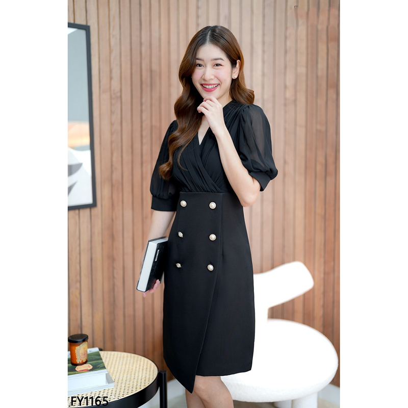 kudapy เดรสสั้นสีขาว/สีดำ จีบอกแขนจั๊มแต่งกระดุม ผ้าเบาใส่สบายสวยดูดีน่ารักมากๆ