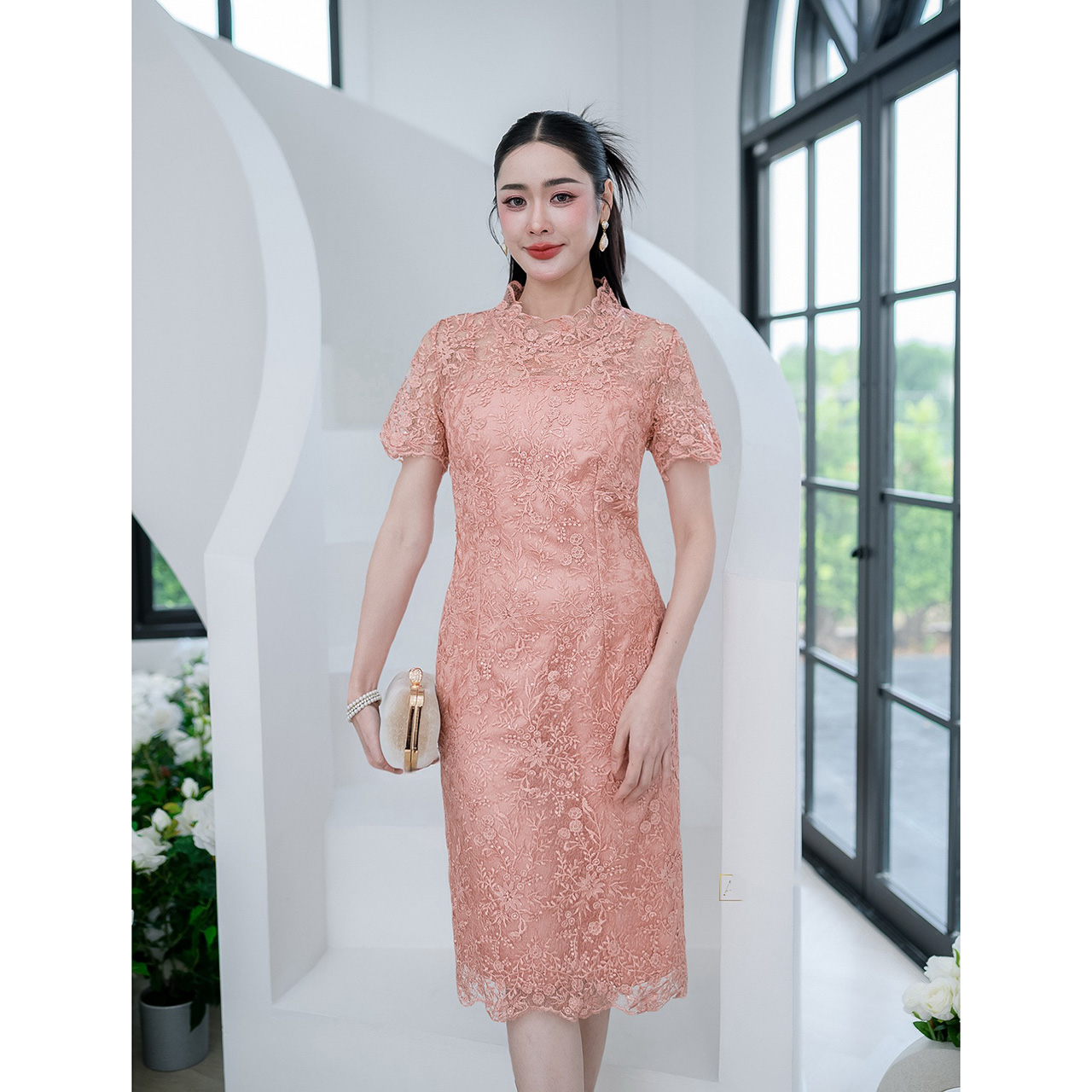 kudapy เดรสสั้นสีโอรส/สีชมพูกะปิ เดรสผ้าลูกไม้ใยบวบดอกลอย แต่งเชิงลูกไม้รอบคอ มีซับในทั้งชุด แต่งซิปหลัง