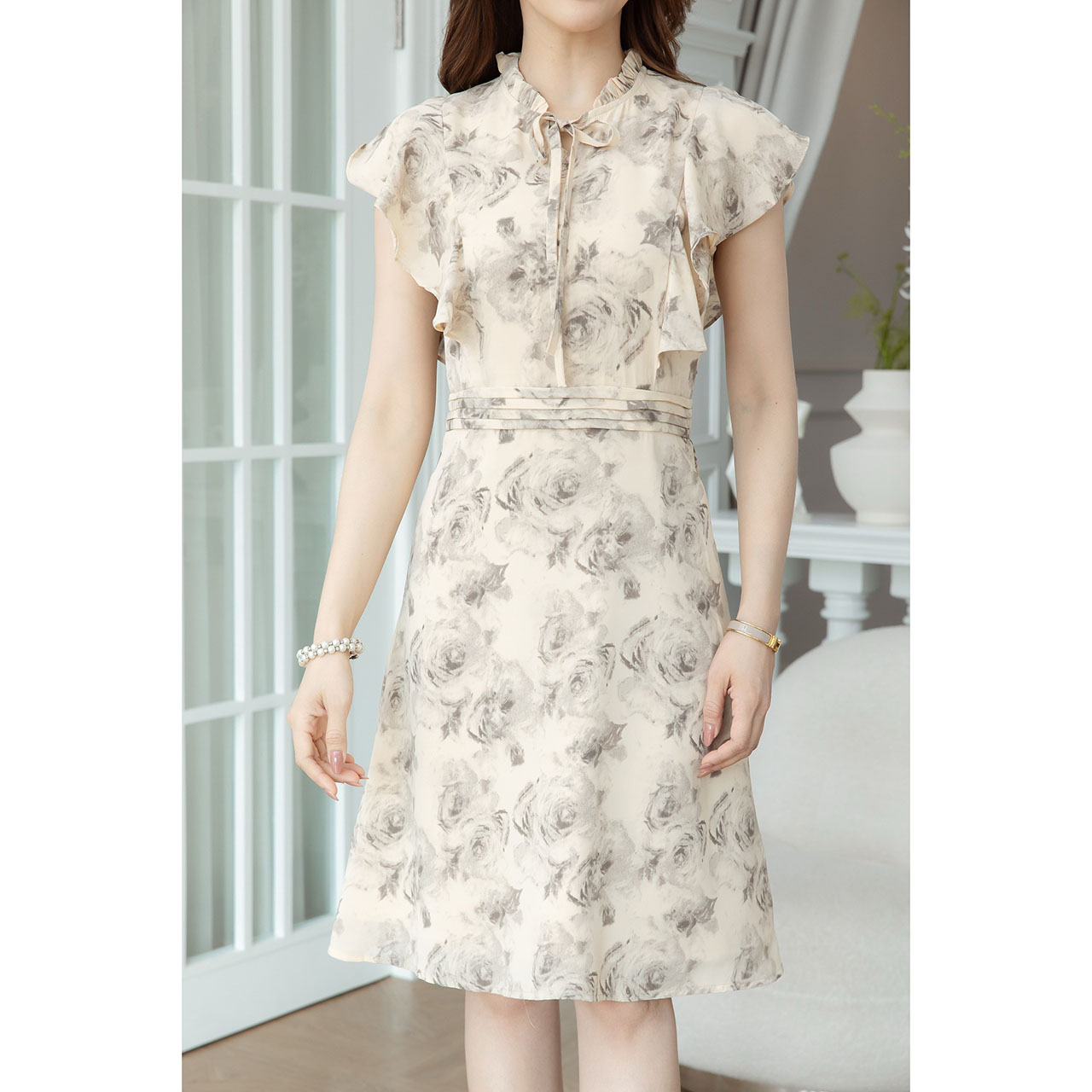 kudapy เดรสสั้นสีครีม/สีฟ้า แขนปีกคอโบว์ ผ้าลายสวยเป็นโทนพาสเทลคลาสสิค มีดีเทลตีเกล็ดขอบเอว เป็นซิปหลัง มีซับใน