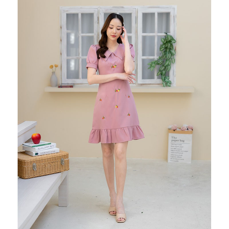kudapy เดรสสั้นสีชมพู/สีน้ำเงิน/สีเขียว งานคอปก ปักลายดอกไม้ ปลายกระโปรงอัดพลีท