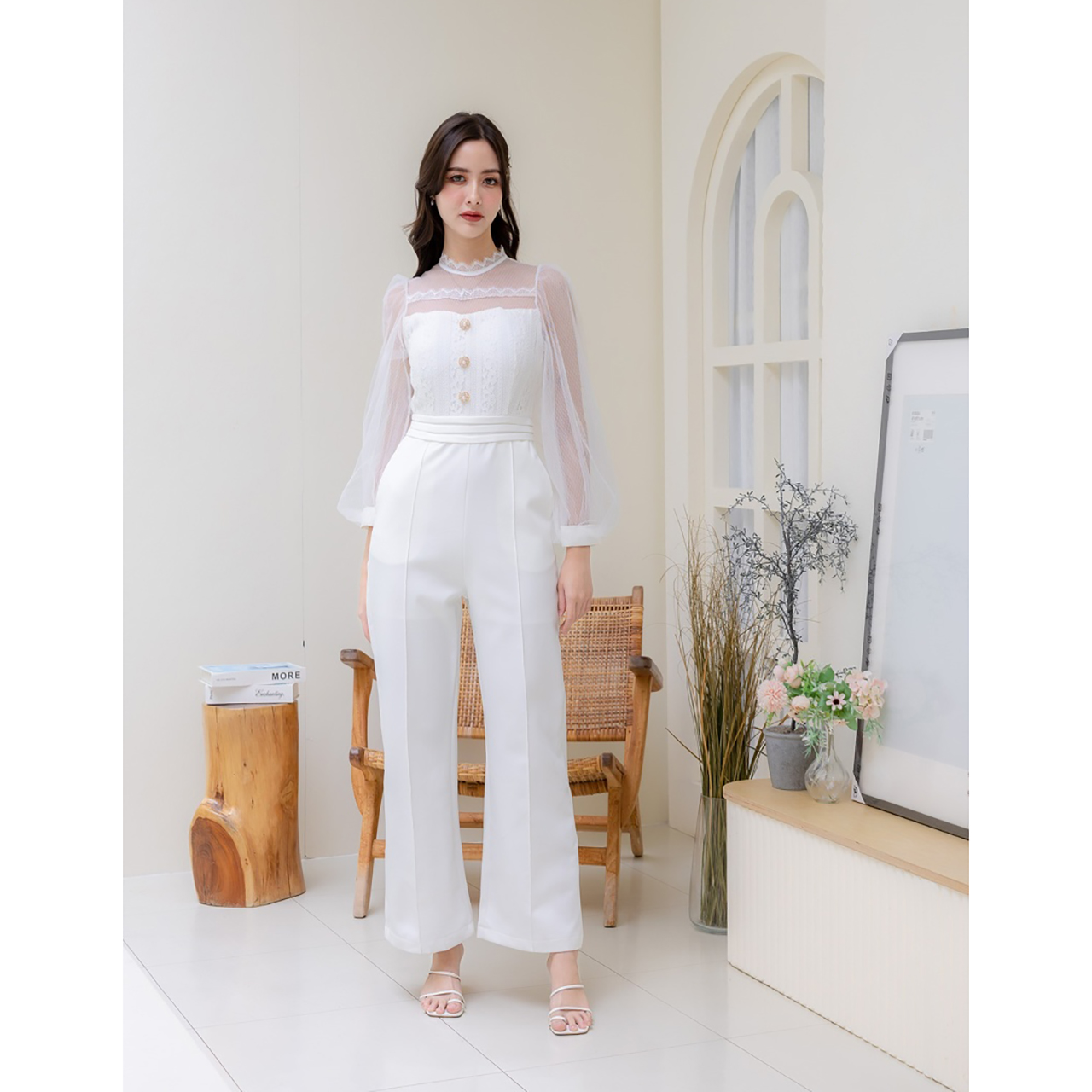 kudapy จั้มสูทกางเกงขายาว แต่งผ้าชีฟอง คอกลมทรงสูง ใส่ไปทำงานได้ลุคคุณหญิงคุณใจ