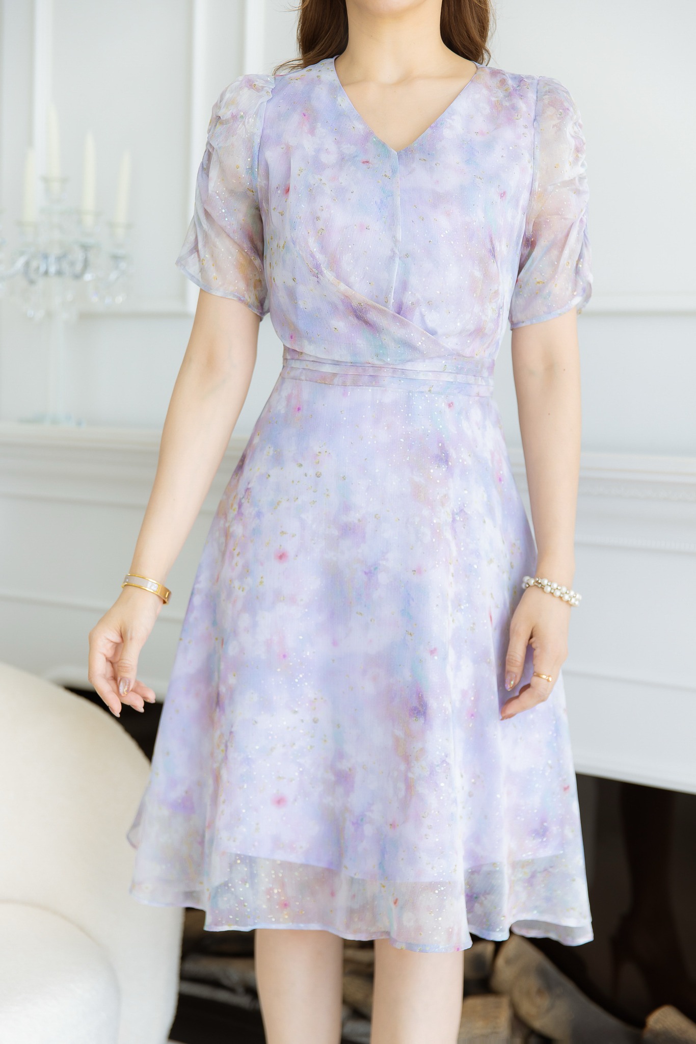 kudapy เดรสผ้าไหมชีฟอง บางเบามีประกายวิ้งค์ๆ ผ้าสีสวยมาก เนื้อผ้าจะโปร่งแสง ดีเทลช่วงแขนเย็บจั้มสวยมีเลเยอร์ ช่วงเอวตีเกล็ด