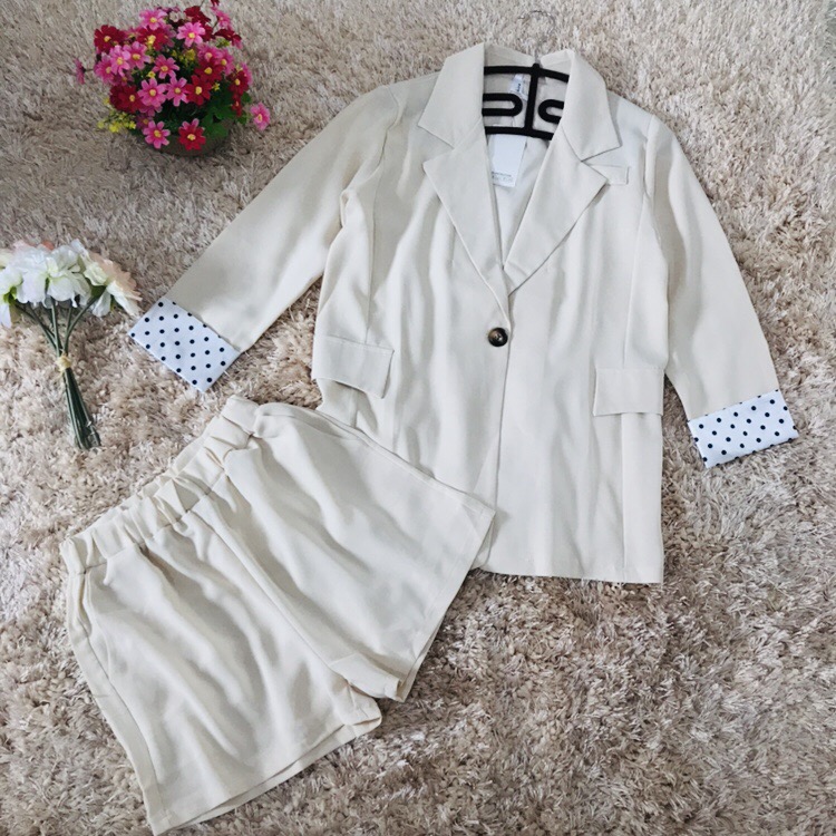 ชุดเซ็ทเสื้อสูทและกางเกงขาสั้นสีครีม ผ้าโพลีเอสเตอร์ผสม เนื้อนิ่ม