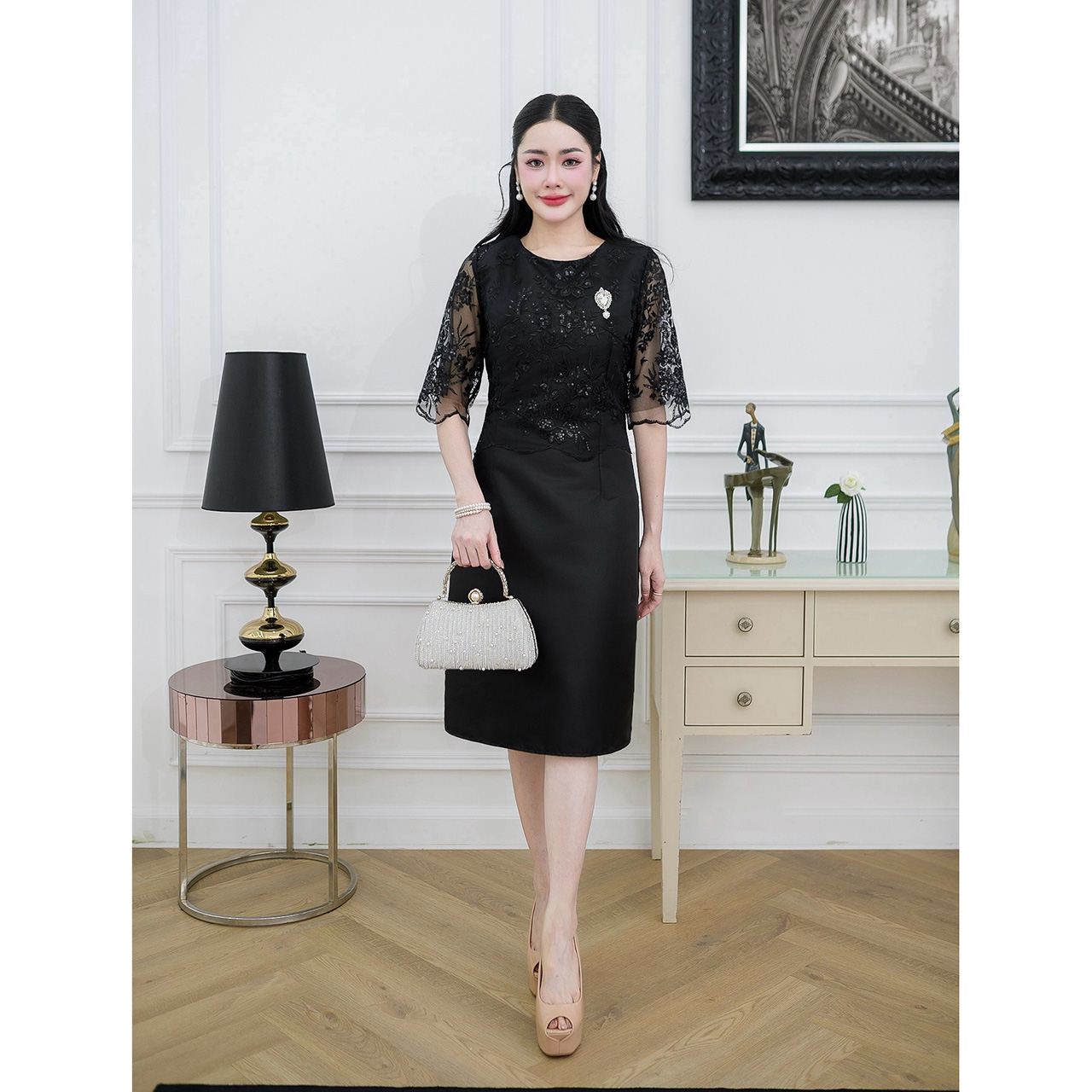 kudapy เดรสผ้าไหมแต่งลูกไม้ช่วงบนดีไซน์แขนยาวทรงสวยสุภาพ แต่งกระดุมด้านหน้าเรียงตัวสวย/เดรสผ้าไหมช่วงบนดีไซน์เย็บคลุมด้วยลูกไม้ซีทรูปักลายดอกไม้สวยหวาน