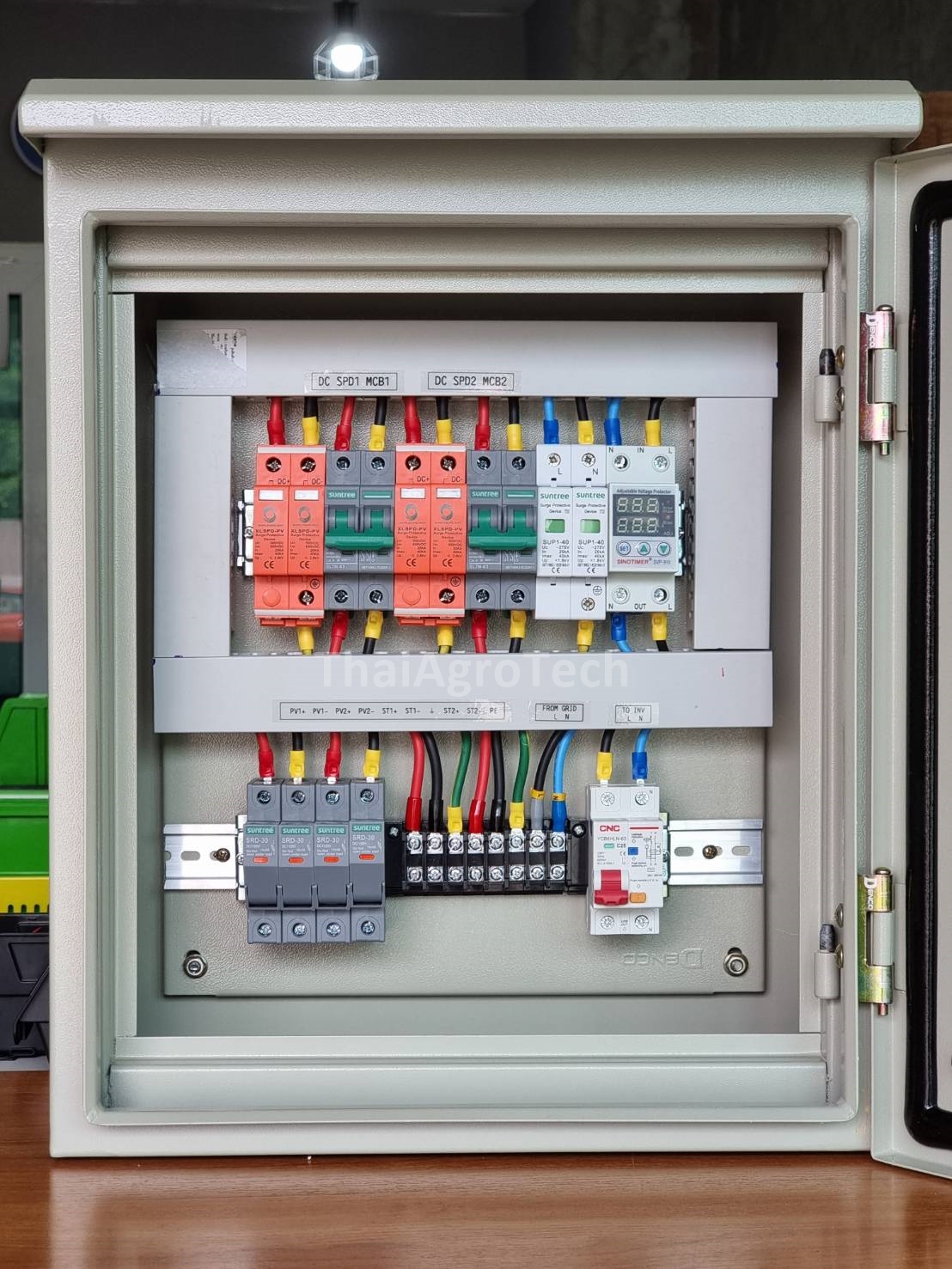 ตู้คอมบายเนอร์ OnGrid AC-DC Combiner box 2String สำหรับระบบออนกริดขนาด 5Kw-8Kw1Phase พิเศษ กันย้อน Huawie หรือ Voltage Surge Protector Relay