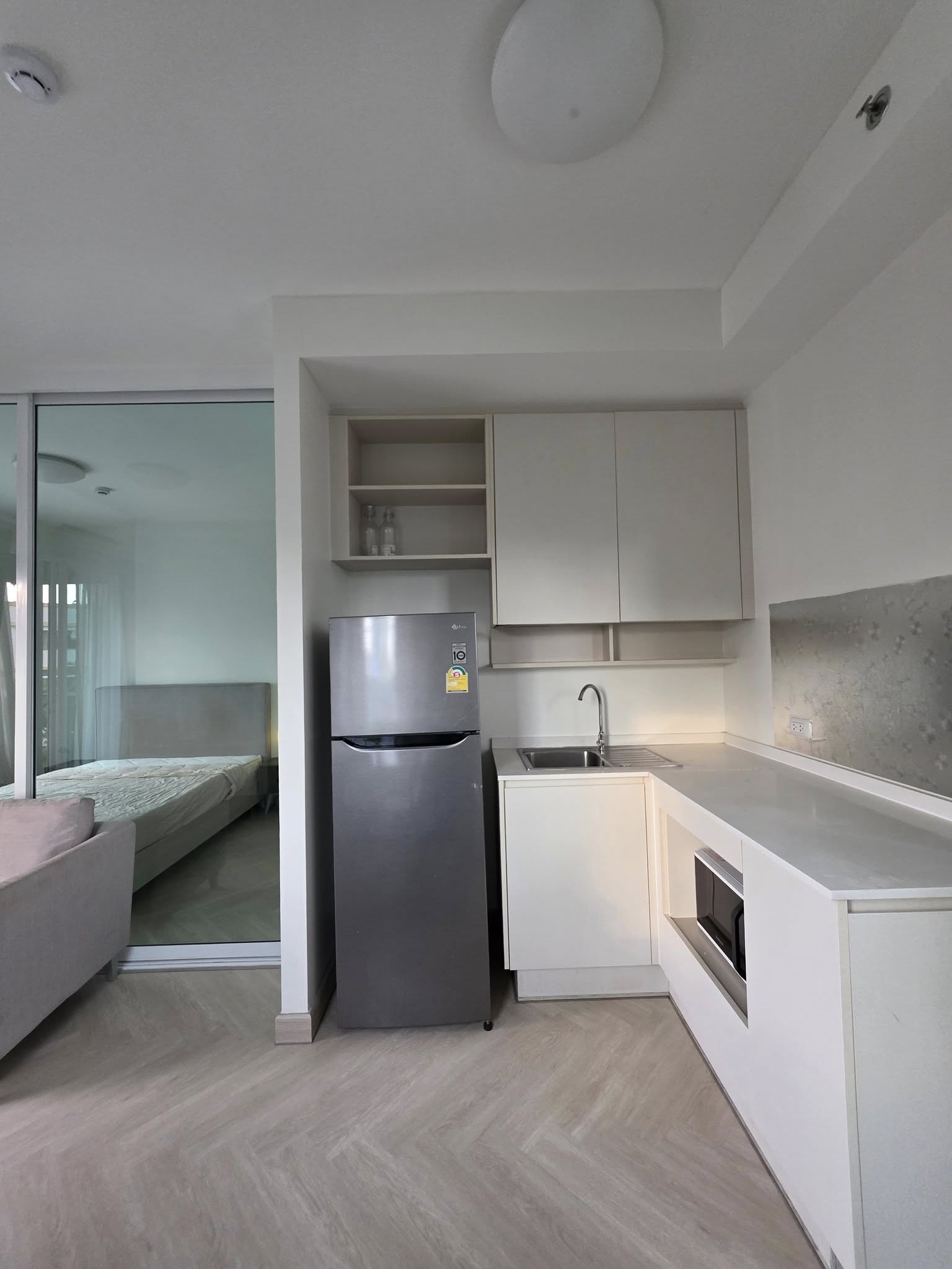 ให้เช่าคอนโด Chapter One Eco Ratchada - Huai Khwang (แชปเตอร์ วัน อีโค รัชดา - ห้วยขวาง) โซนพื้นที่ MRT ห้วยขวาง ห้องมุมแบบ 1ห้องนอน / 1ห้องน้ำ · ขนาดห้อง 30 ตรม. ชั้น 5 ตึก C