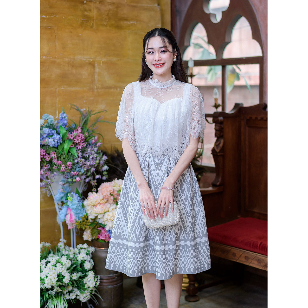 kudapy เดรสสั้นสีชมพูม่วง/สีเทา ลายไทยลูกไม้ฝรั่งเศส ดีไซน์คลุมไหล่ระบายยังคงความเป็นไทย กระโปรงบานจับจีบทวิสสวยบาน กระโปรงก็พิมพ์ลาย