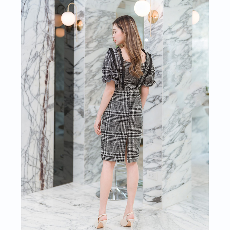kudapy เดรสสั้นสีดำ/สีชมพู ลายสก็อตระบายช่วงไหล่แขนจั๊ม