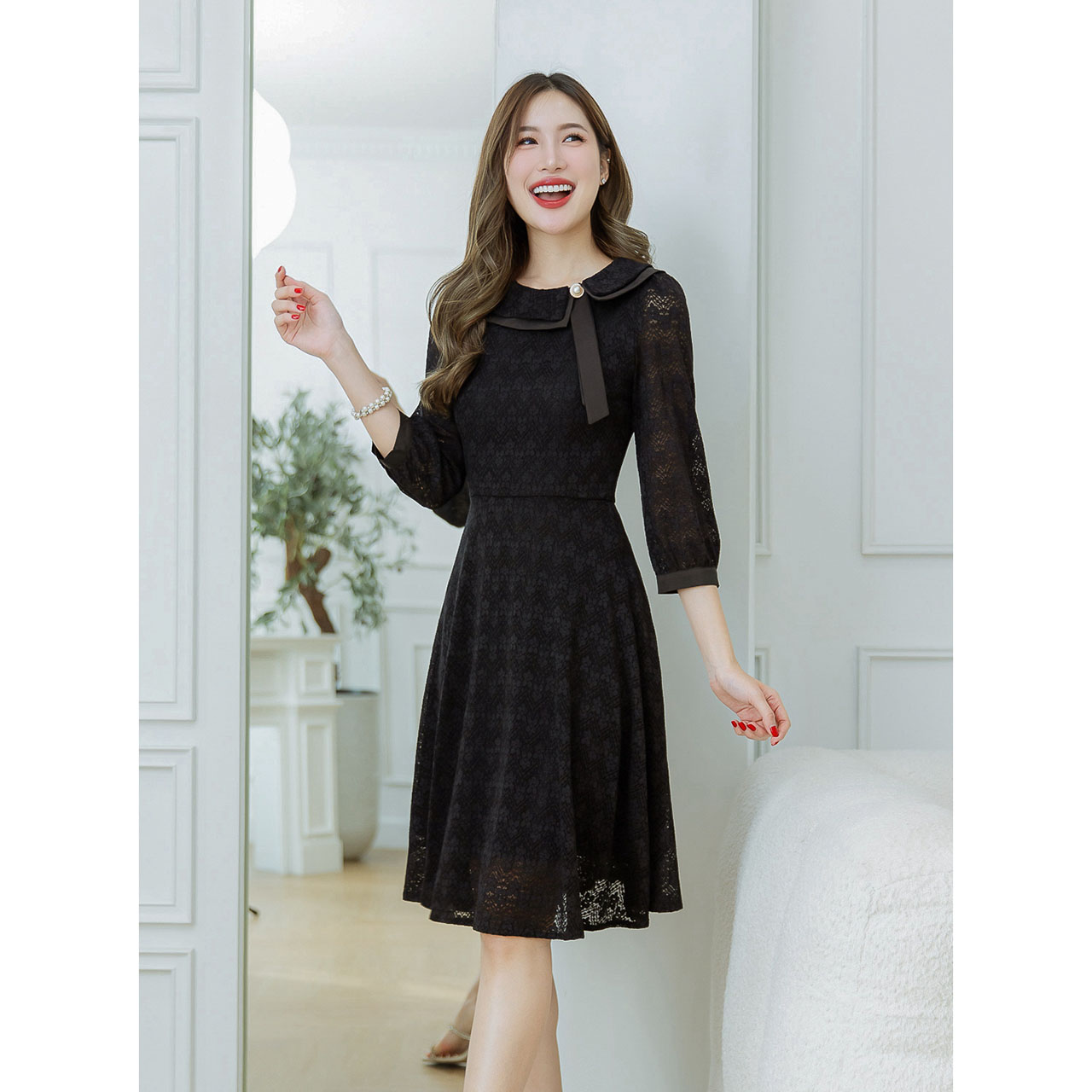 kudapy เดรสสั้นสีชมพู/สีดำ ลูกไม้คอปกซ้อนสองชั้น มีดีเทลแต่งมุกสวยเก๋ข้างปก ผ้าลูกไม้เนื้อหนานิ่มทิ้งตัว