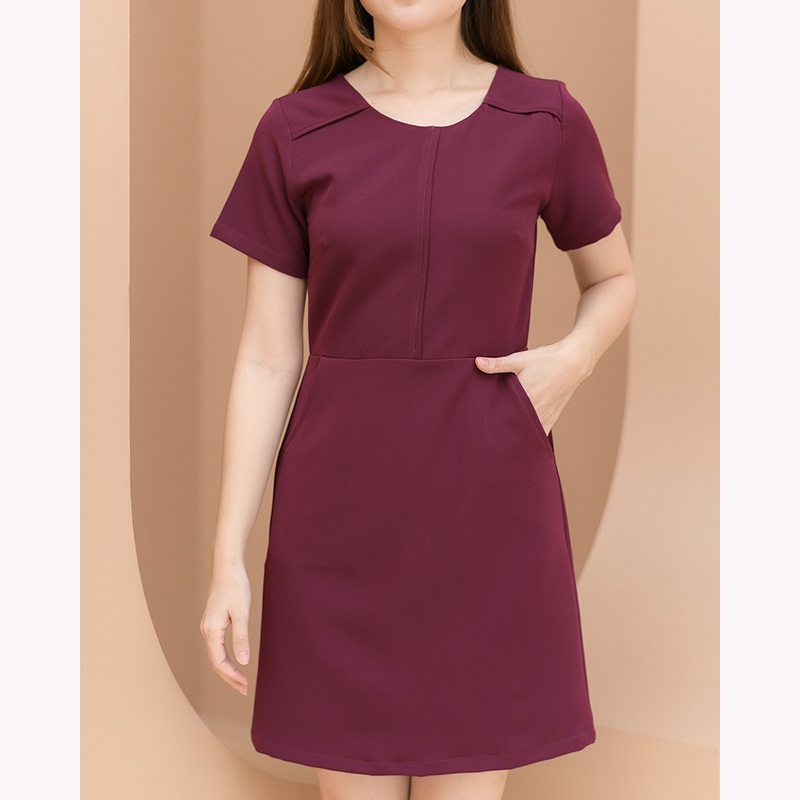 kudapy เดรสสั้นสีแดงเข้ม/สีเทาเข้ม ตัดต่อเล่นคัทติ้งกลางลำตัวและช่วงไหล่ มีกระเป๋าด้านข้าง งานซับในทั้งตัว