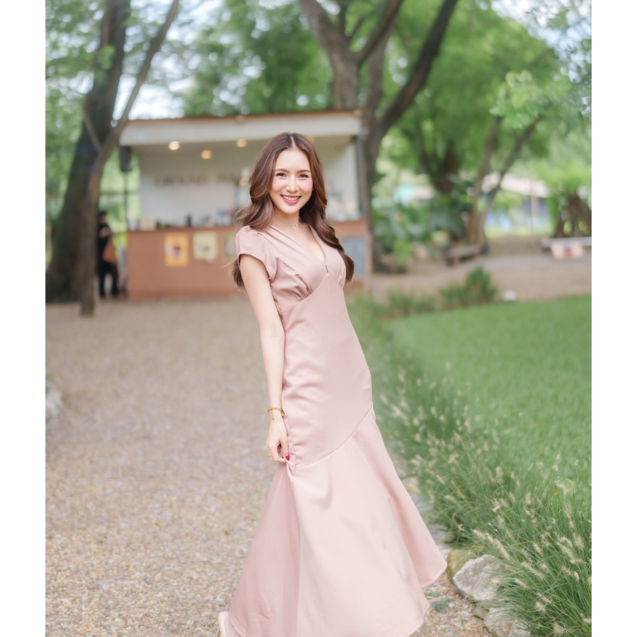 kudapy เดรสยาวดีไซน์คอวีเย็บรูดใต้อกช่วยขับรูปร่างให้ดูมีมิติ