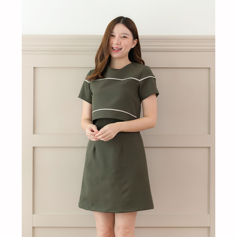 kudapy เดรสสั้นสีเขียวทหาร/สีครีมเข้ม ทรงเอ ดีไซน์น่ารัก ตัดต่อเหมือนใส่แยกชิ้น จริงๆเป็นเดรสชิ้นเดียว ตัวเสื้อเพิ่มกิมมิคเส้นกุ๊นตัดต่อไปถึงช่วงแขน