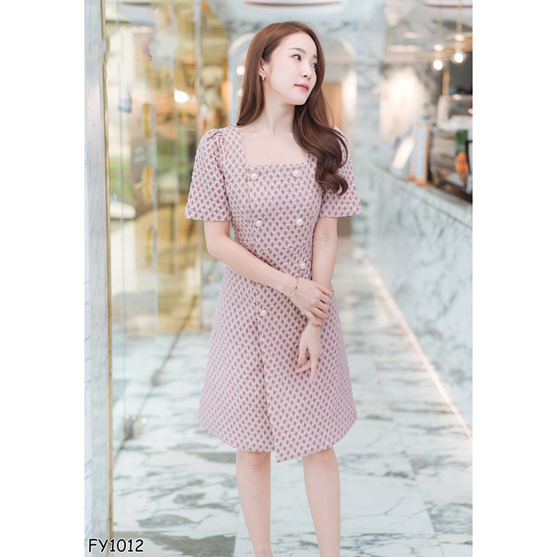 kudapy เดรสสั้นสีขาว/สีชมพู คอเหลี่ยมกระดุมมุก