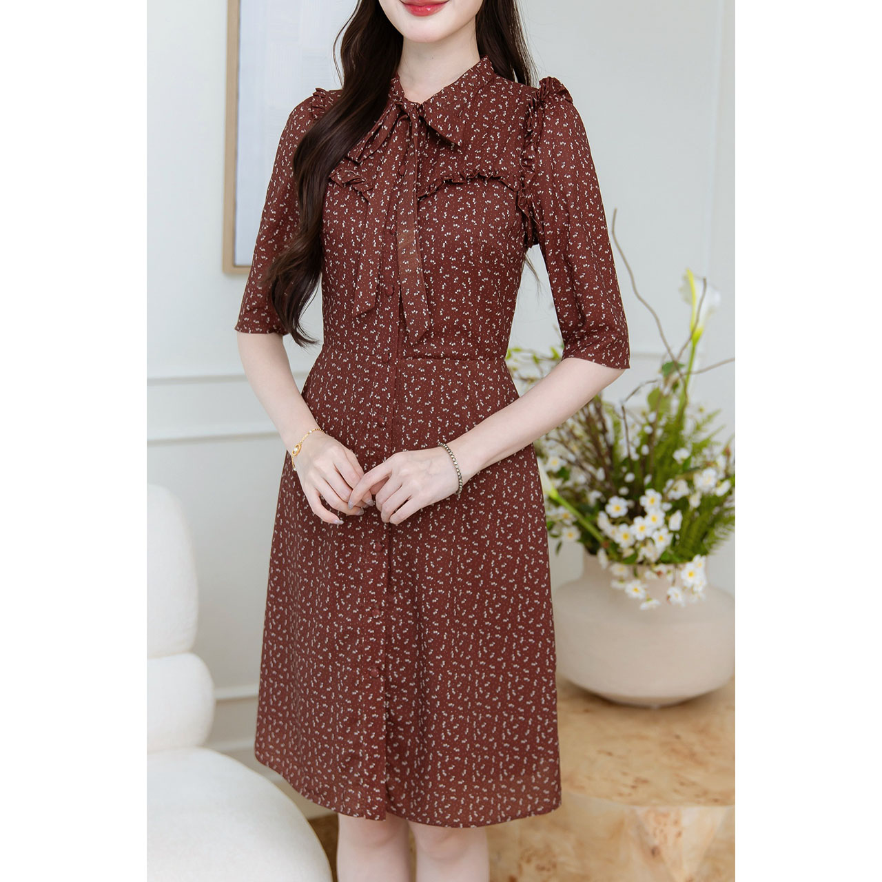 kudapy เดรสคอผูกโบว์ งานกระดุมหน้า มีดีเทลเย็บเป็นระบายเล็กๆช่วงอกและไหล่ดูน่ารัก