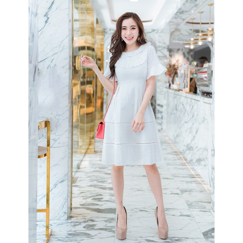 เดรสสั้นสีขาว ผ้าลูกไม้ ทรงเอกว้าง แขนแต่งระบาย