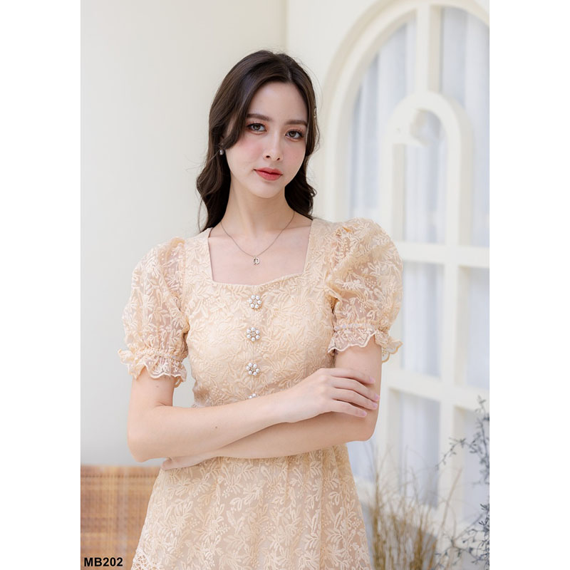 kudapy เดรสยาวสีชมพู/สีครีม ผ้าปักลายดอก คอกลม ปลายกระโปรงระบาย เป็นงานซิปหลัง