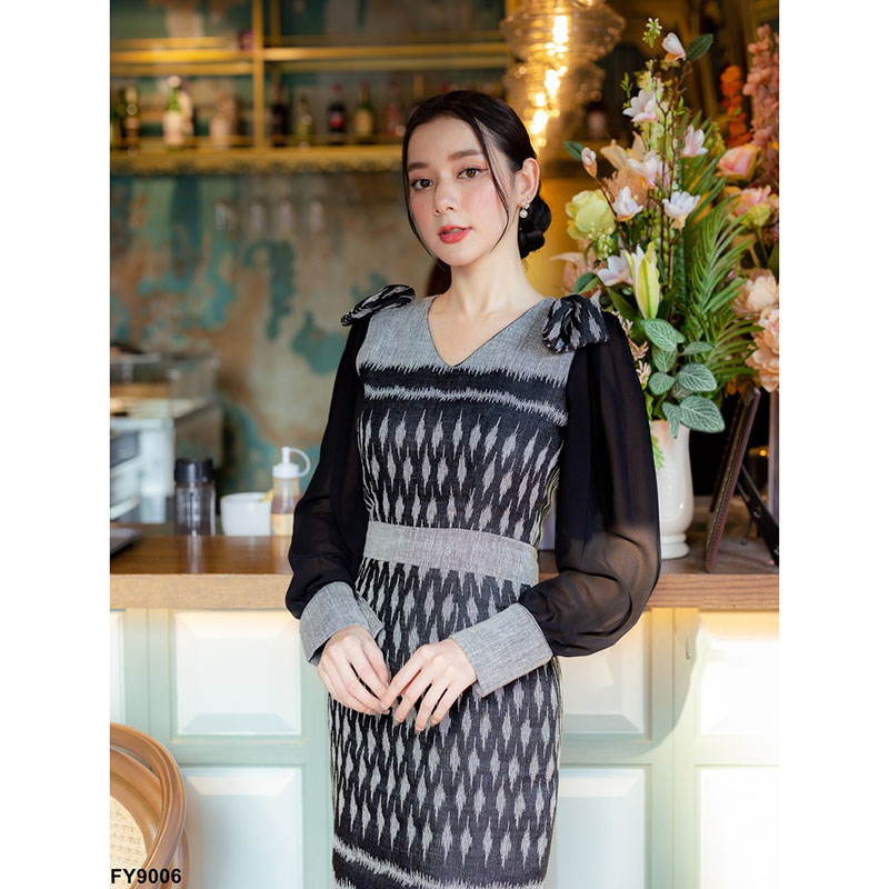 kudapy ชุดเดรสสั้นสีดำ ผ้าทอลายไทยคอวีไขว้ ซิปด้านหลัง งานเนี้ยบ สวยแบบไทยๆ