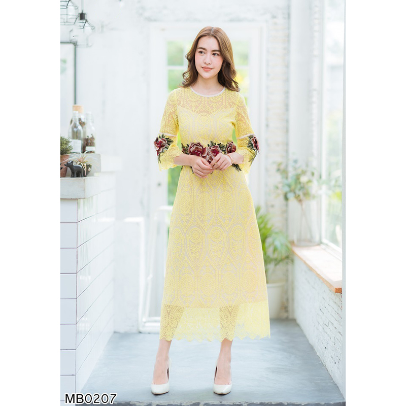 kudapy เดรสยาวสีเหลือง ลูกไม้หยักคาดกุหลาบ งานเรียบร้อย ดีเทลคาดกุหลาบตรงเอว ใส่ได้ทุกโอกาส