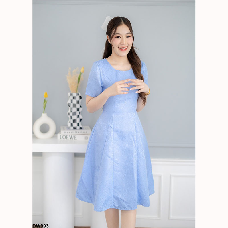 kudapy เดรสสั้นสีขาว/สีชมพู/สีฟ้า ทรงเข้ารูปส่วนบนกระโปรงบานผ้านูน พร้อมสายอัดเอว งานซิปด้านหลัง