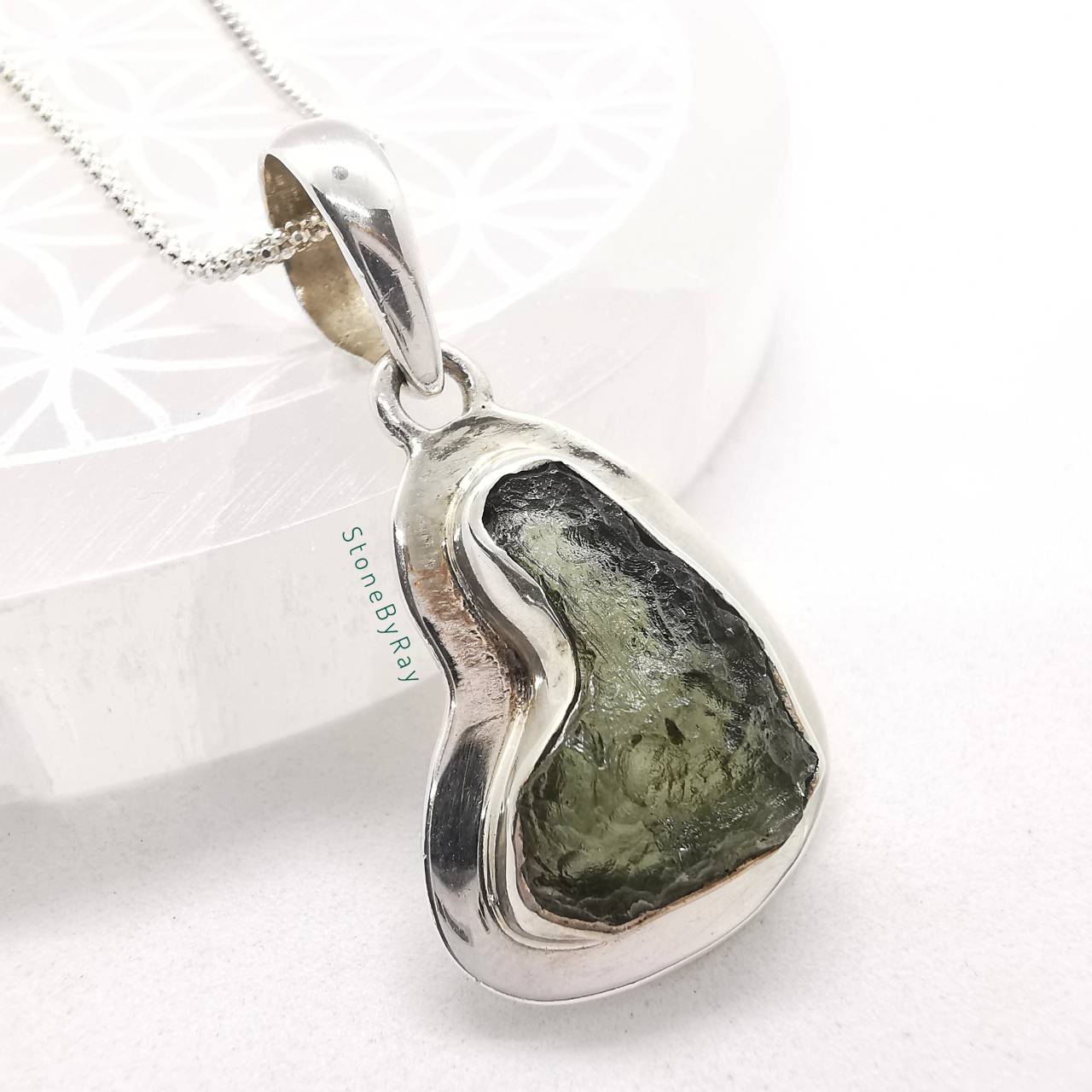 สร้อยคอเงินจี้สะเก็ดดาวโมดาไวต์ Moldavite