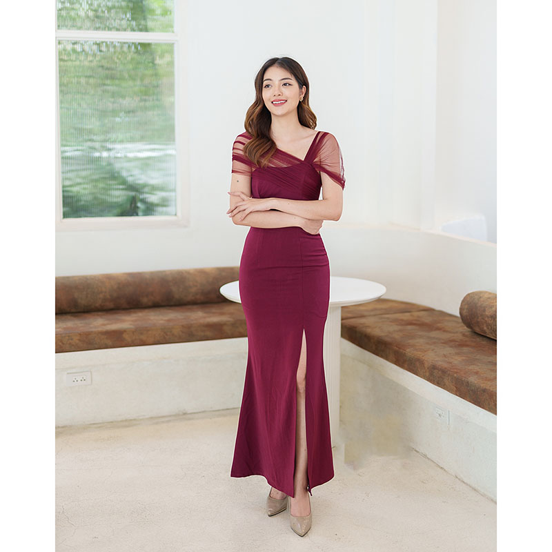 kudapy เดรสยาวสีน้ำตามอิฐ/ส้มอิฐ/สสีแดง/สีชมพู/สีกรม สไตล์เรียบหรูดูแพง ไหล่แต่งผ้าซีทรู กระโปรงยาวผ่าหน้า เหมาะสำหรับใส่เป็นชุดราตรี ชุดไปงานแต่งงาน ชุดเพื่อนเจ้าสาว