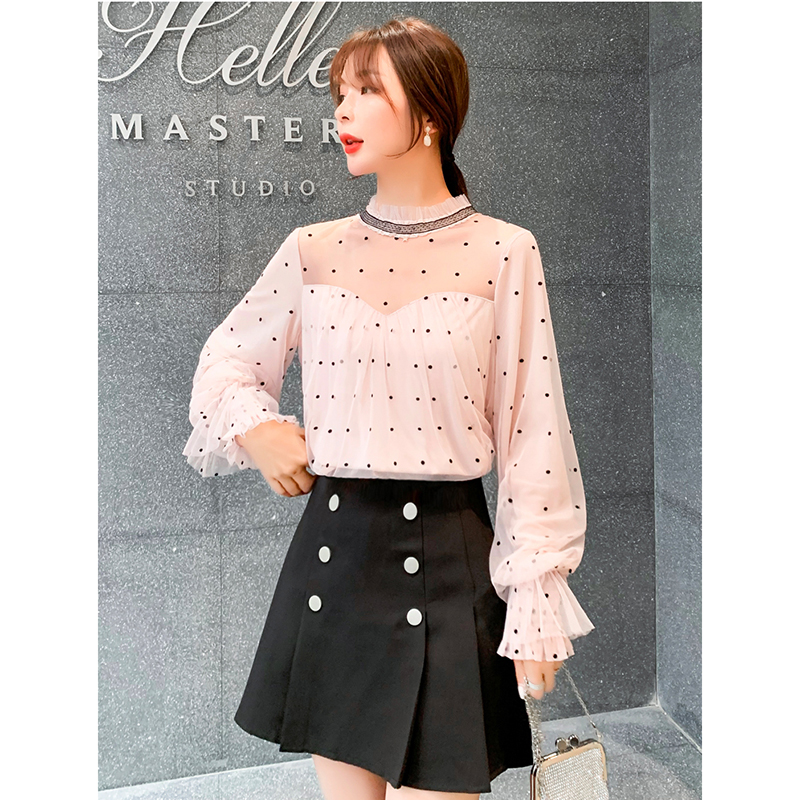 kudapy เสื้อสีชมพูอ่อนผ้ามุ้ง ลายจุดเล็กๆๆสีดำ แขนยาว ปลายแขนเสื้อจั๊ม แขนเสื้อเป็นผ้ามุ้งซ้อนกัน 2 ชั้น