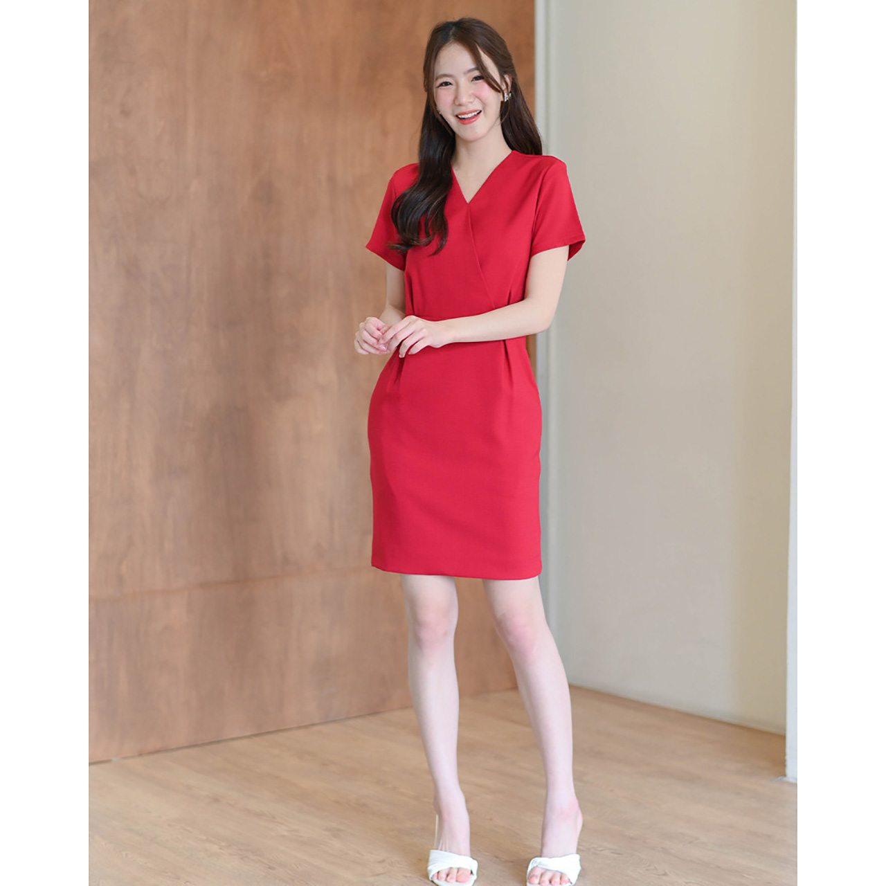 kudapy เดรสสั้นสีกกรม/สีเบจ/สีแดงเข้ม/สีน้ำตาลเทาหม่น ทรงสอบ ดีไซน์จีบทวิสที่เอว