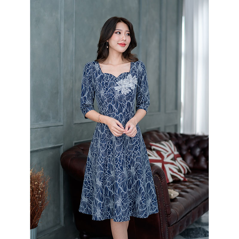 kudapy เดรสสั้นสีกรม/สีดอกแดง ลูกไม้ทูโทน ผ้าสวยงานเนี๊ยบ ผ้าทิ้งตัวสวยดีไซน์แขนศอกทรงใส่ง่ายสุภาพ เอวต่อกระโปรงทรงบานสวิง มีดีเทลตกแต่งลูกไม้ดอกที่อก