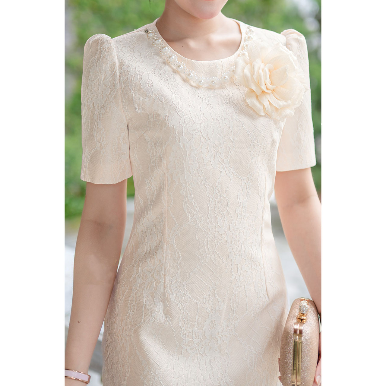 kudapy เดรสแต่งลูกไม้อย่างดี ตรงคอแต่งมุก ชุดตีเกรดด้านหน้าและหลังเข้ารูปสวยงาม บ่าจับจีบยกเล็กน้อย งานทรงเอผ่าหลัง