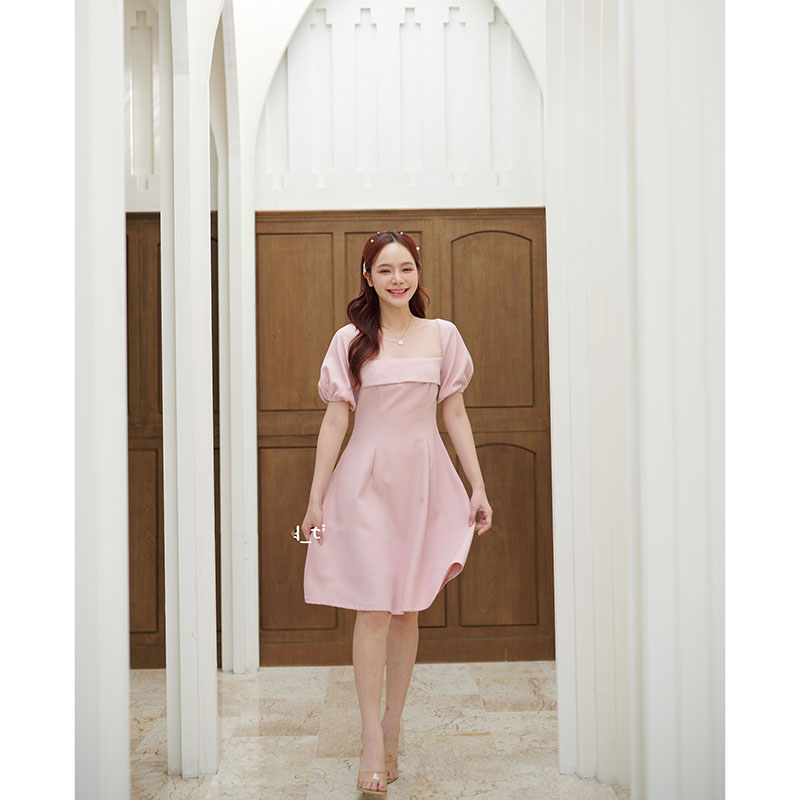 kudapy เดรสสั้นสีชมพู/สีครีม ช่วงเสื้อเป็นคอเหลี่ยมใส่แล้วช่วยให้ดูเพรียว แต่งด้วยผ้าซีทรู ทำให้ดูไม่โป้เกินไป ช่วงอกและเพิ่มดีเทลน่ารักทำคัตติ้งเลเยอร์