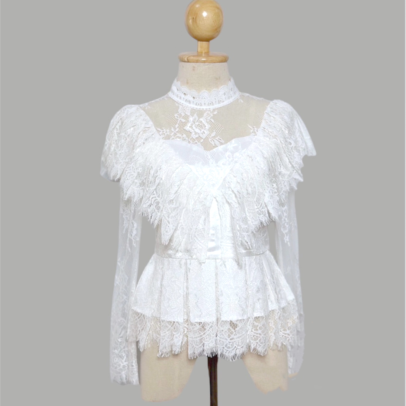 kudapy เสื้อลูกไม้สีขาวแขนยาว คอตั้ง แต่งระบายวีเชฟด้านหน้า ชายระบายทวิท หรูหรา ผ้าลูกไม้ฝรั่งเศสนิ่มมากๆ