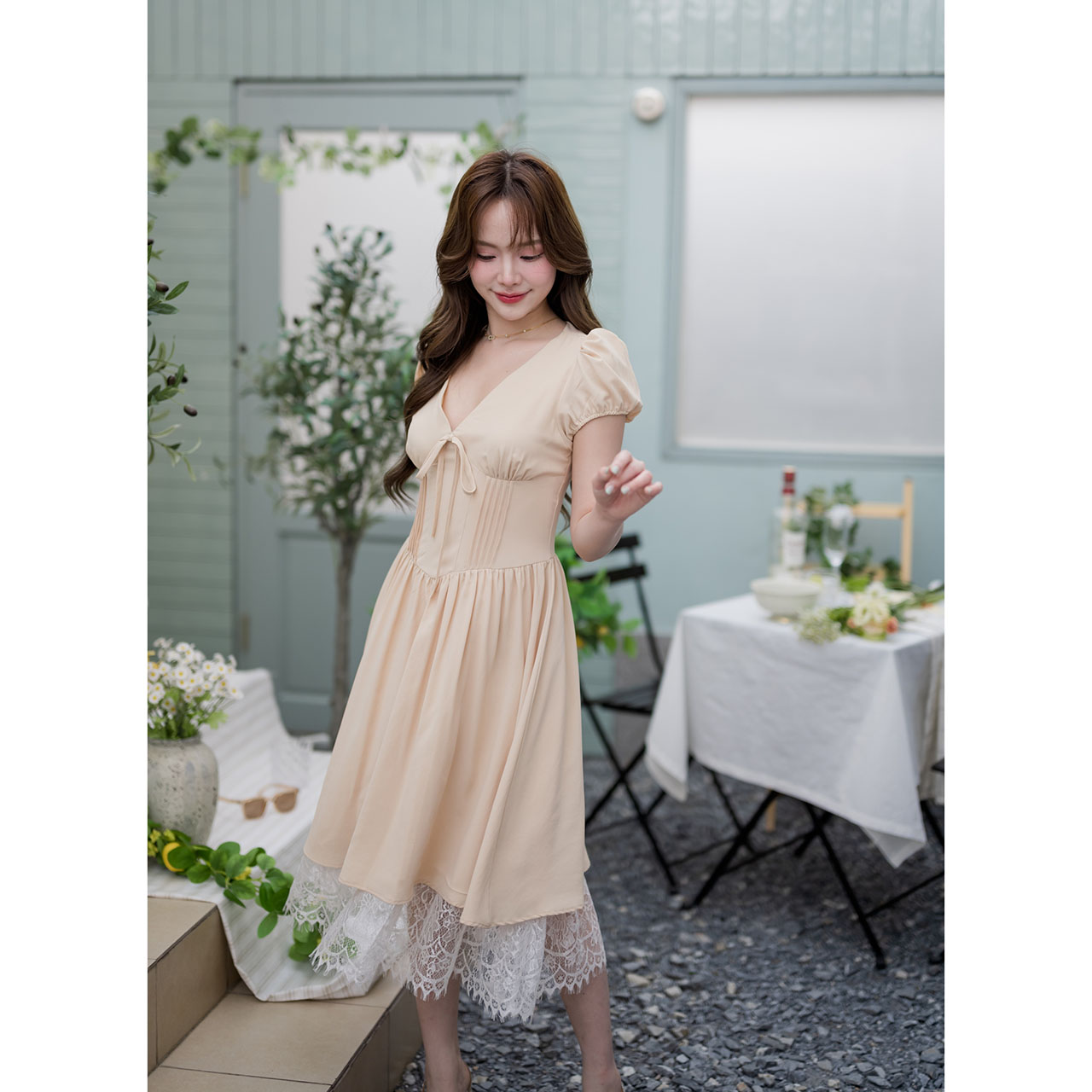 kudapy เดรสพาสเทลสไตล์เกาหลีกลิ่นอายความอบอุ่นแบบสาวโซลในวันสบาย ๆ คัตติ้งสวยตัวเดรสเป็นทรงคอร์เซ็ตช่วงลำตัว ดีไซน์จับจีบช่วงเอวให้ดูมีเชฟ