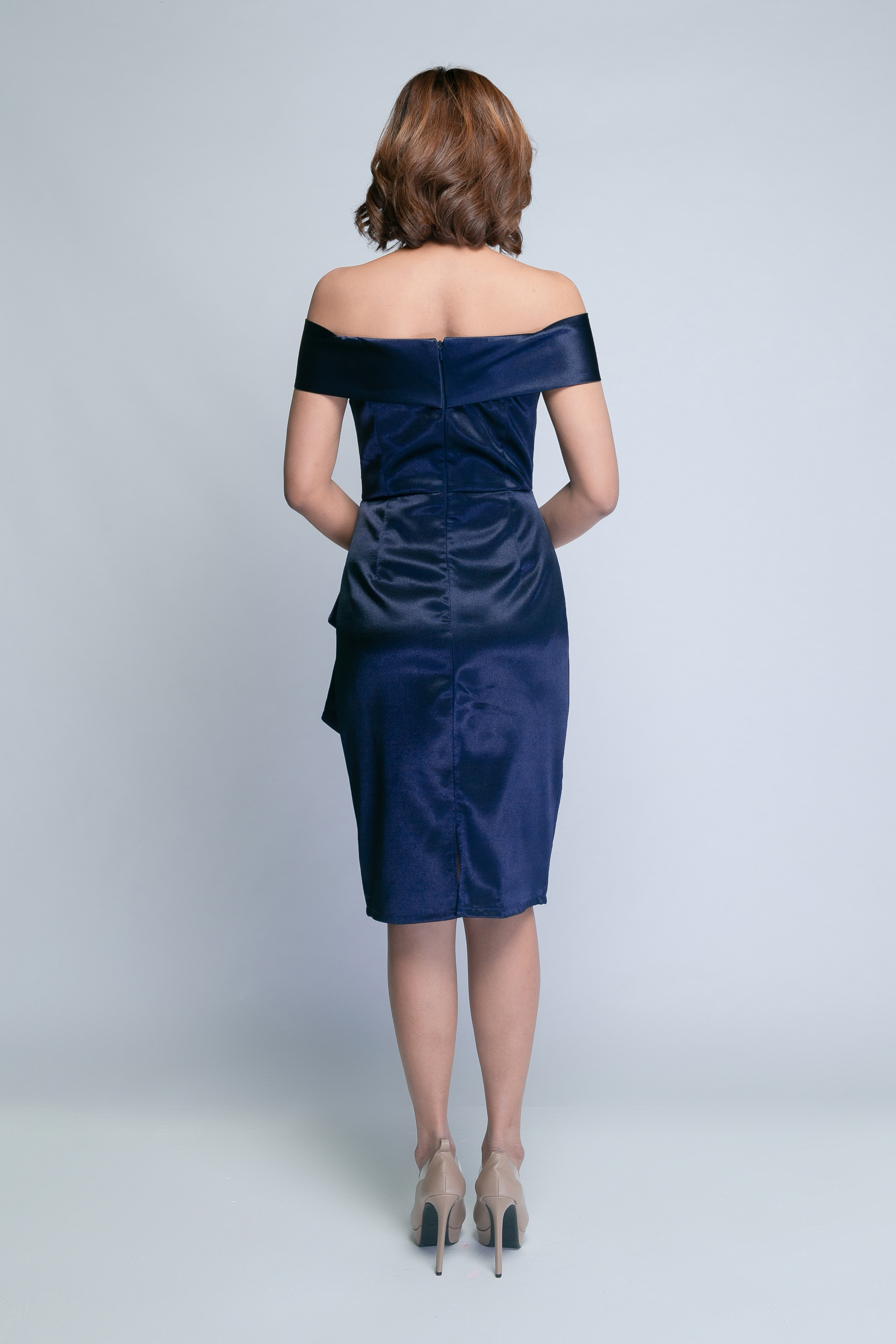 ชุดไปงานแต่งสีกรมท่า ทรงเปิดไหล่ปิดต้นแขน กระโปรงจับจีบ