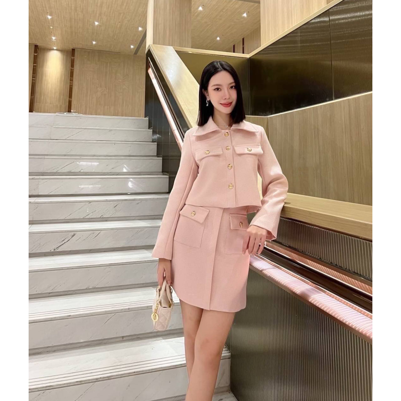 kudapy ชุดเซ็ทสีชมพู เสื้อแขนยาว+กระโปรง เสื้อสูทเป็นกระดุมจริงสีทอง แต่งกระเป๋าหลอก2ข้างสีสวย