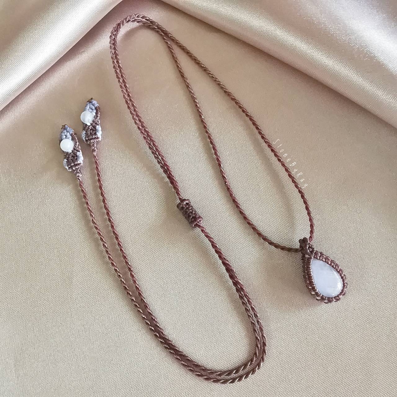 สร้อยคอเชือกถักจี้หินเรนโบว์มูนสโตน Rainbow Moonstone